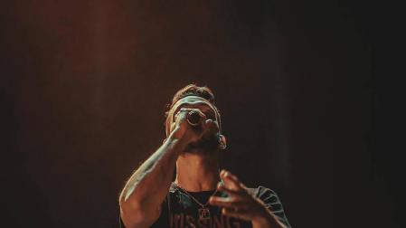 El rapero C. Tangana durante una actuación en el Holika Festiva