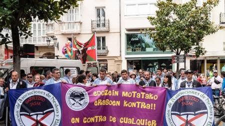 Impiden desfilar a una cuadrilla por pancartas machistas en fiestas Vitoria