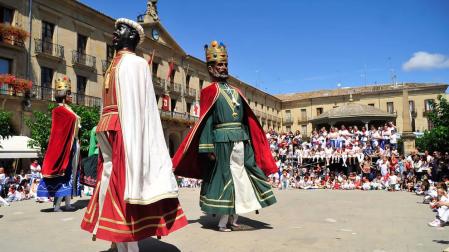 Gigantes en la plaza Francisco de Navarra de Tafalla.