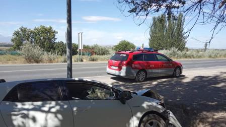 Una patrulla de la Policía Foral, junto al vehículo, tras sufrir la salida de vía.