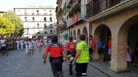 Un hombre es arrollado por una res durante el último encierro de fiestas de Estella