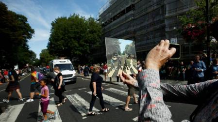 Abbey Road se inunda de fans por el 50 aniversario del disco homónimo.