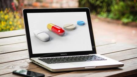 Sanidad investiga denuncias de venta ilegal de fármacos en webs y móviles