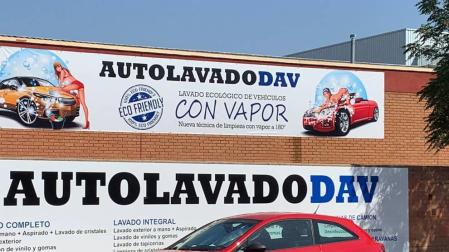 Llevan a la Fiscalía una publicidad de lavado de coches "vejatoria" para las mujeres