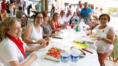 Imagen de una de las cuadrillas participantes en la comida popular de arroz con bogavante celebrada ayer en Fustiñana.