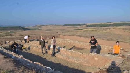 Arqueólogos  voluntarios excavan en el poblado El Castillar de Mendavia