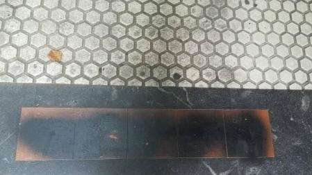 Las víctimas denuncian un sabotaje a las placas de homenaje en San Sebastián