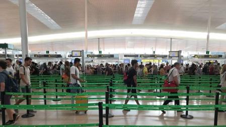Normalidad en la  primera hora de huelga en los controles de El Prat