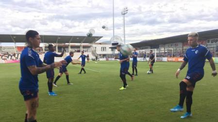 Los jugadores de Osasuna calientan antes del encuentro frente a la Real Sociedad en Irún.