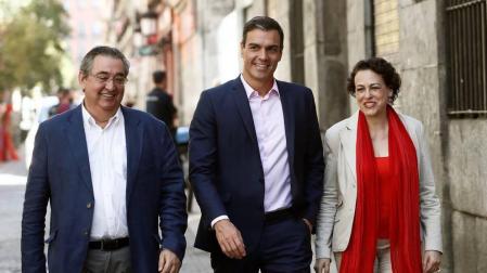 Pedro Sánchez, junto a la ministra de Trabajo, Migraciones y Seguridad Social, Magdalena Valerio, y el secretario de Empleo y Relaciones Laborales, Toni Ferrer a su llegada a la reunión con organizaciones de la Economía Social