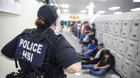 Arrestan en Misisipi a 680 inmigrantes en la mayor redada en una década