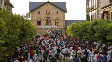 Imagen del encierro de Tafalla a la altura de la estación de tren.