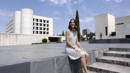 Roncesvalles Labiano Juangarcía, en el campus de la UN, donde ha realizado su tesis y donde sigue vinculada laboralmente.