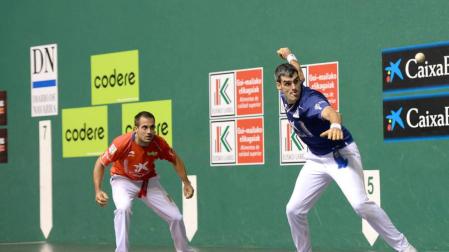 Oinatz Bengoetxea mira a Joseba Ezlurdia golpear una pelota durante un partido anterior. El leitzarra se tomó cumplida venganza de San Fermín.