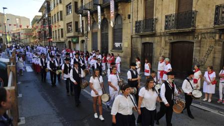 Txistularis en la subida de la corporación tafallesa hacia Santa María.