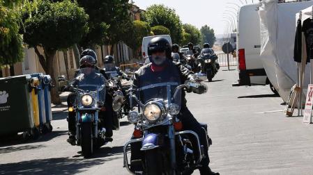 Un grupo de moteros circula por las calles de Ribaforada.