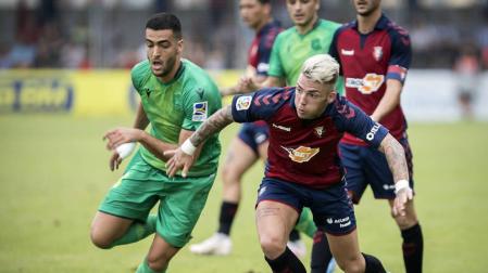 El navarro Mikel Merino pugna por el balón con el rojillo Brandon, el pasado viernes en Irún. Osasuna cayó 2-0 frente a la Real Sociedad.