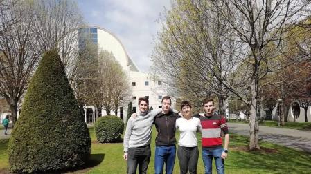 De izquierda a derecha Alberto Madurga Pastor, Manuel Lorrio Muñoz, Jessica Goñi Moneo y Alberto Arguiñano Ongay en el campus de la UPNA.