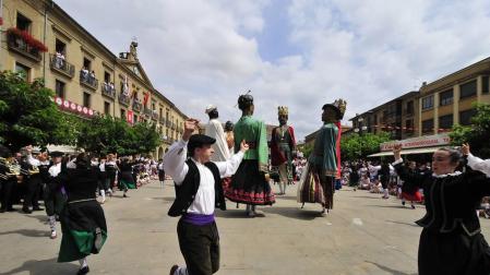 Danzaris y gigantes bailan La Pilindros en la plaza tras la eucaristía en honor a San Sebastián.