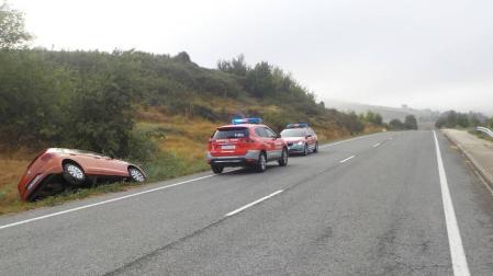 Suceso ocurrido la mañana del sábado en Olaz, donde agentes de la comisaría de Pamplona habían establecido un control de alcohol y drogas. Cuando el conductor detectó la presencia policial, intentó darse a la fuga y terminó volcado sobre un lateral en la cuneta