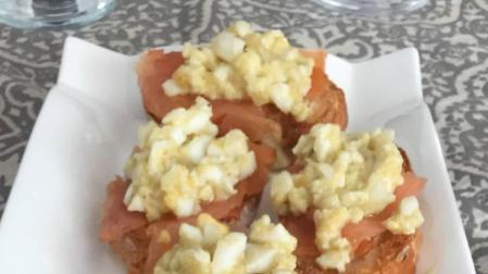 Receta de verano: Salmón, huevo y alcaparras