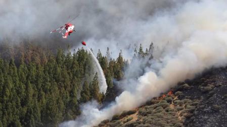 Un incendio en Gran Canaria vacía doce barrios