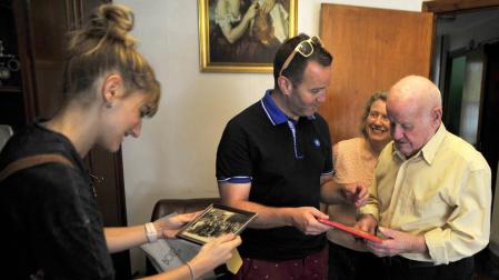 Javier Ezquerro entrega a Gregorio Armendáriz el pañuelico de fiestas del centenario.