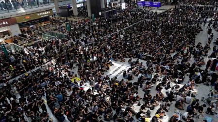 El aeropuerto de Hong Kong cancela todos los vuelos por las protestas