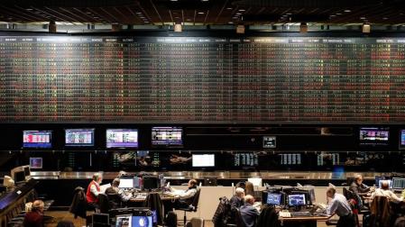 Hundimiento de la Bolsa y el peso en Argentina, entre rumores de impago