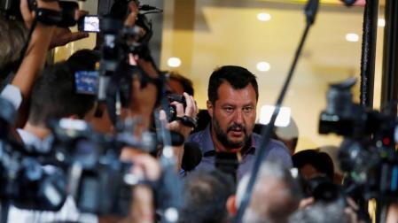 Salvini pide a Open Arms navegar a España y asegura que no cederá