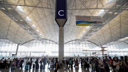 Reabre el aeropuerto de Hong Kong tras cancelar todos los vuelos por las protestas