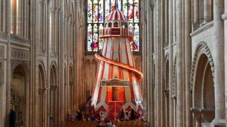 Una catedral inglesa instala un tobogán en su interior para atraer visitantes