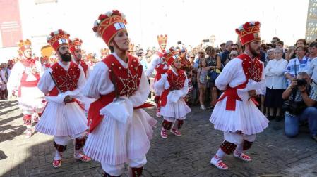 El Casco Antiguo de Pamplona se despide de las fiestas de San Fermín de Aldapa con la procesión y la salida de la Comparsa y dantzaris