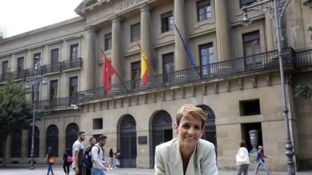 María Chivite posa delante del Palacio de Navarra.
