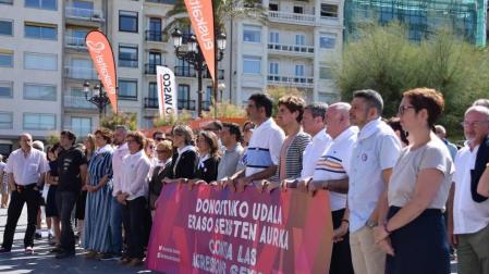 Concentración frente al Ayuntamiento de San Sebastián para condenar esta agresión por parte de los dos varones que han agredido y realizado tocamientos de índole sexual a una mujer.