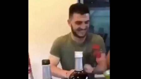 Denuncian a un pelotari por arrancar la cabeza a un gallo vivo de un mordisco