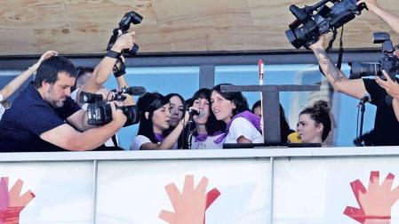 Los colectivos feministas de Burlada plantan a la alcaldesa en el cohete de las fiestas