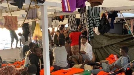 El Open Arms logra evacuar a Italia a 9 inmigrantes por motivos psicológicos