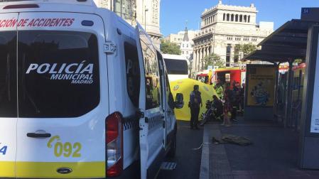 Muere una motorista al chocar contra un autobús en la plaza de Cibeles