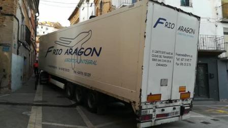 Un camión, atascado en el centro de Ablitas