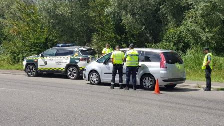 Agentes de policía realizan un control de circulación.