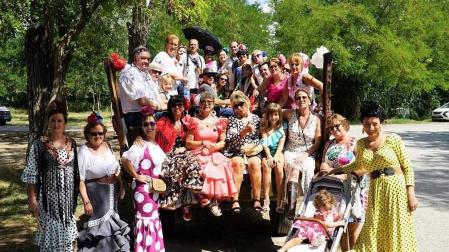 Participantes, con los trajes tradicionales, en la primera romería rociera con caballos de Lodosa.