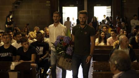 Los jugadores de Osasuna Oier Sanjurjo y Roberto Torres en la ofrenda a San Francisco Javier.