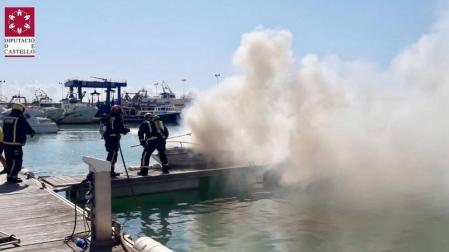 Seis heridos por el incendio de un barco de recreo en el Náutico de Benicarló