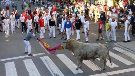 Los toros de la ganadería onubense Prieto de la Cal protagonizaron la segunda carrera, que duró más de 10 minutos y se saldó con dos heridos por asta.