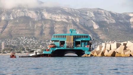 Un ferri de Baleària con cerca de 400 pasajeros encalla en la escollera del puerto de Dénia