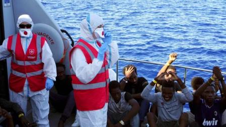 Los 27 menores no acompañados que están entre los 134 rescatados a bordo del barco "Open Arms" tras descender del barco para se transferidos al puerto de Lampedusa, después de que el ministro del Interior italiano, Matteo Salvini, autorizara su desembarco pese a no estar de acuerdo con la medida.Los menores están siendo transferidos a dos lanchas motoras de la Guardia Costera y de la Guardia de Finanzas italianas, bajo la supervisión del fiscal adjunto de Agrigento (Sicilia), Salvatore Vella.