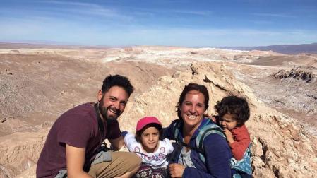 Una madre, un padre, dos hijos, una furgoneta, cuatro países, 15.000 kilómetros y diez meses. La pamplonesa Cristina Saraldi, de 38 años, y su familia recorrieron Chile, Argentina, Bolivia y Perú