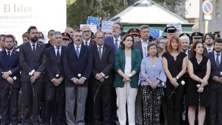 Barcelona homenajea a las víctimas del 17A con flores