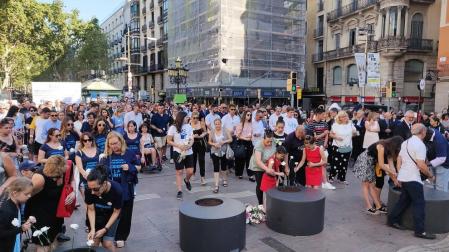 Barcelona homenajea con flores a las víctimas del 17A